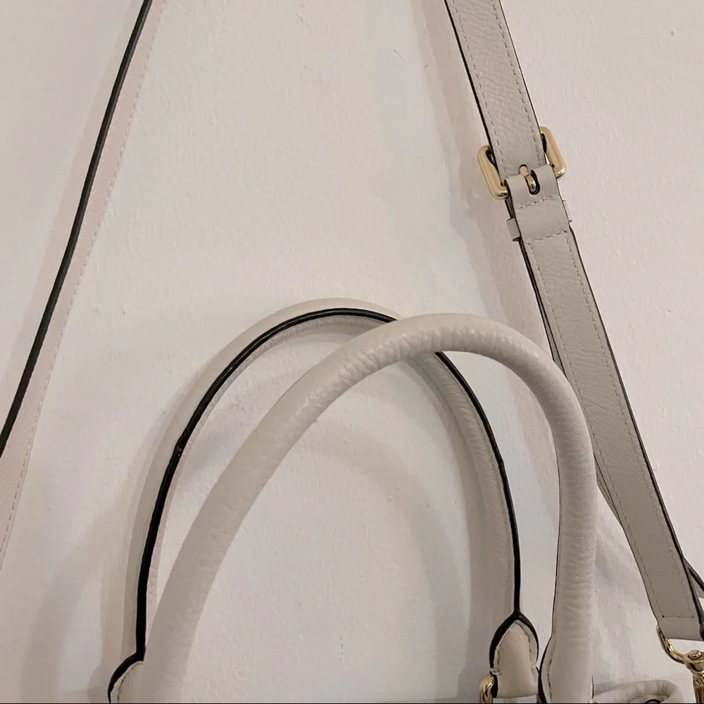 $298 EUC Michael Kors Cream Multi-way Pebbled Leather Purse - Picture 3 of 8